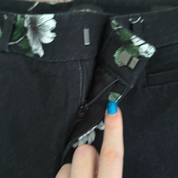 Banana Republic Black and White Pants with Floral Print Size 6 - Picture 5 of 9
